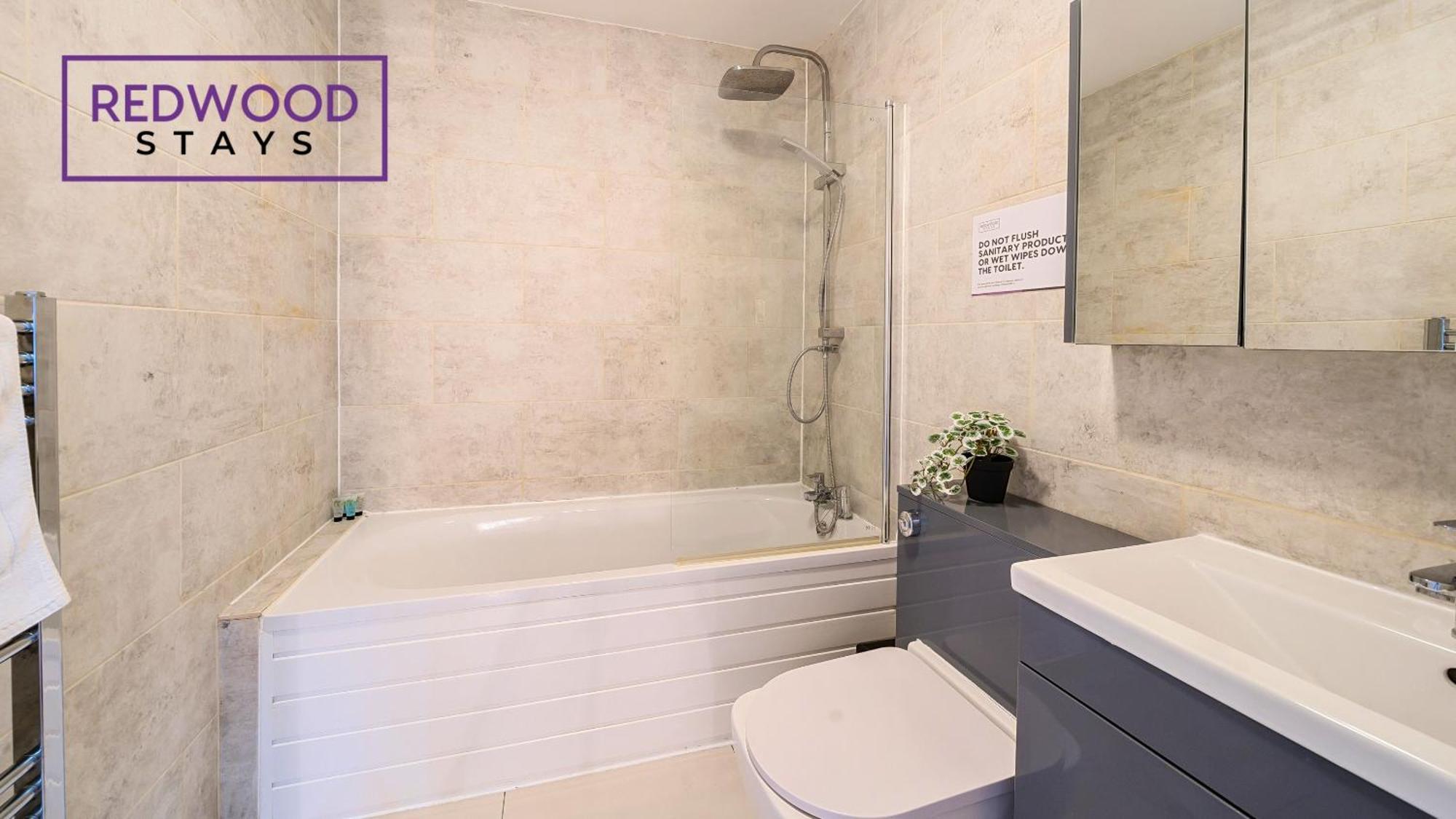 Newly Refurbished Spacious Serviced Apartment For Contractors And Families, Free Wifi & Netflix By Redwood Stays Farnborough  Zewnętrze zdjęcie